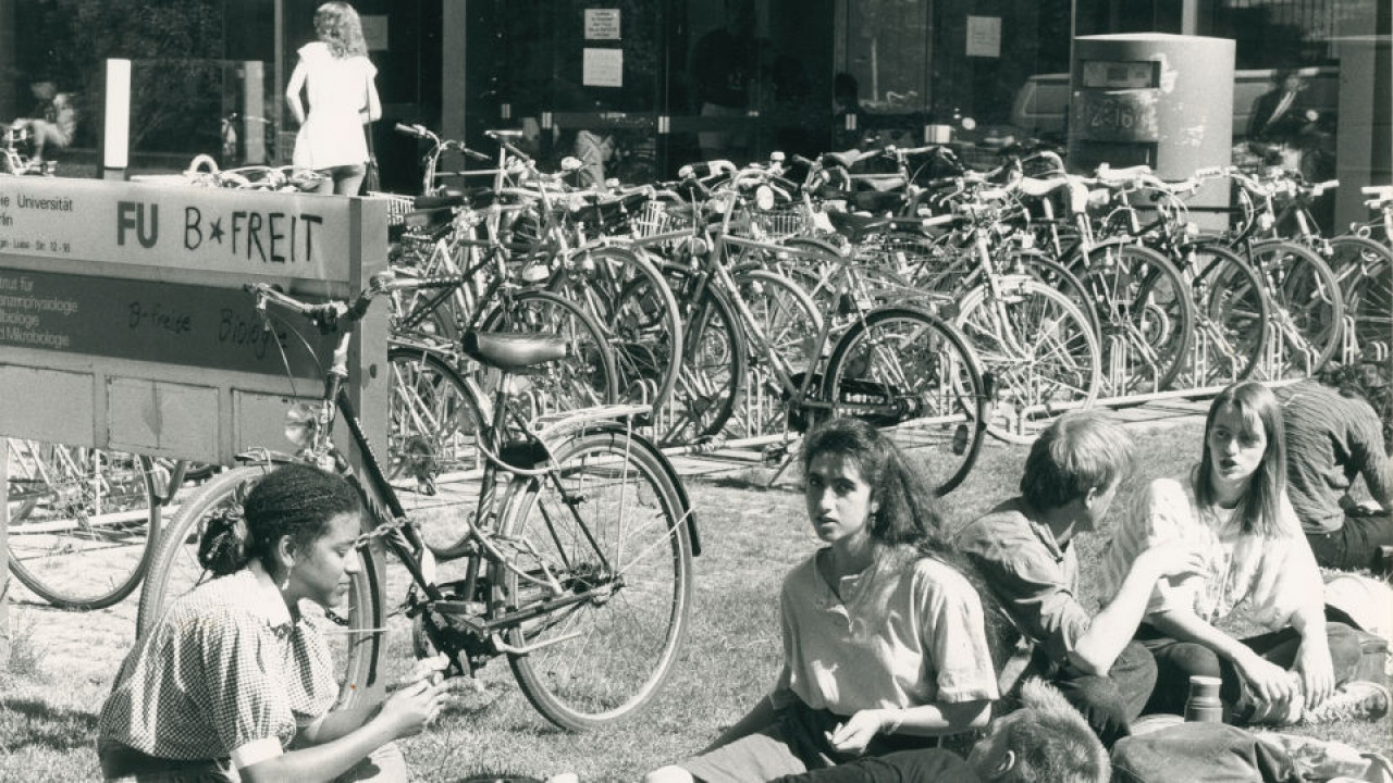 Studenten auf dem Rasen vor der Freien Universität Berlin