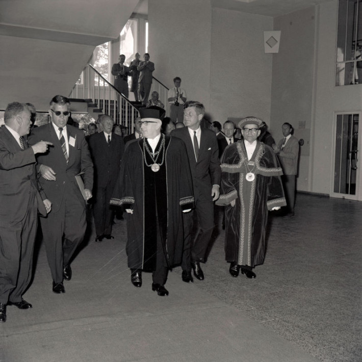 John F. Kennedy (mi.) im Henry-Ford-Bau